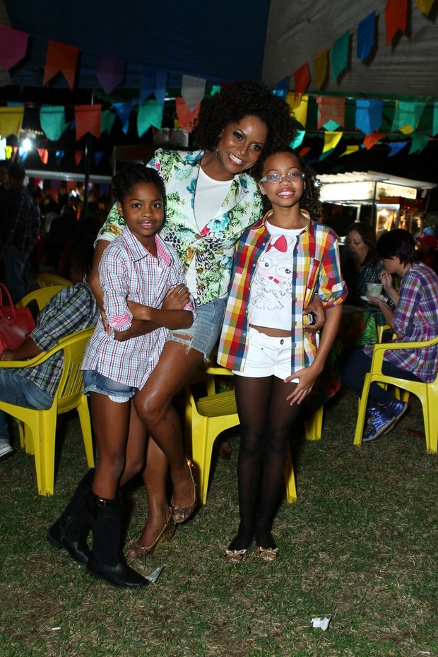Adriana Bombom com as filhas em festa junina (Foto: Raphael Mesquita/Photorio News)