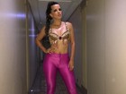 Renata Santos exibe barriga sarada em noite de samba