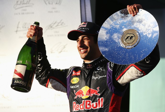 Farsa? Sempre sorridente, Daniel Ricciardo não economizou na comemoração pelo segundo lugar em Melbourne (Foto: Getty Images) Farsa? Sempre sorridente, Daniel Ricciardo não economizou na comemoração pelo segundo lugar em Melbourne (Foto: Getty Images)