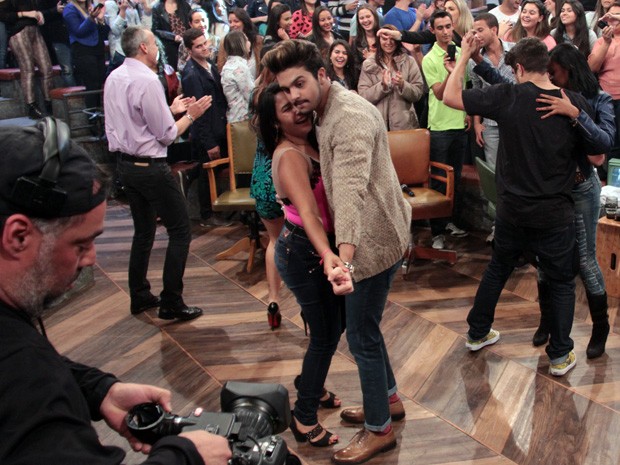 Luan Santana e Caio Castro dançam com meninas da plateia (Foto: TV Globo/Altas Horas)