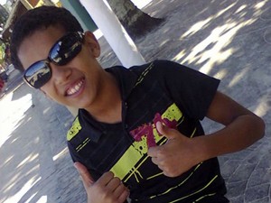 Menino morre com tiro no peito e moradores acusam Polícia Militar