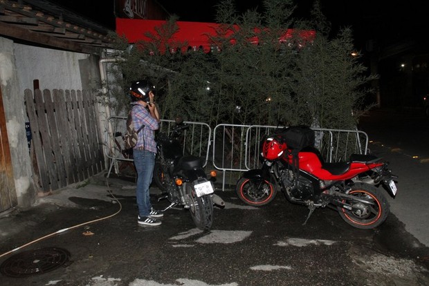 Bruno Gagliasso chega a festa de moto (Foto: Anderson Borde/Ag News)