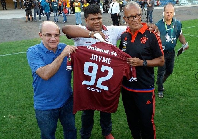 Jayme de Almeida foi homenageado pela Desportiva Ferroviária (Foto: Richard Pinheiro/GloboEsporte.com)