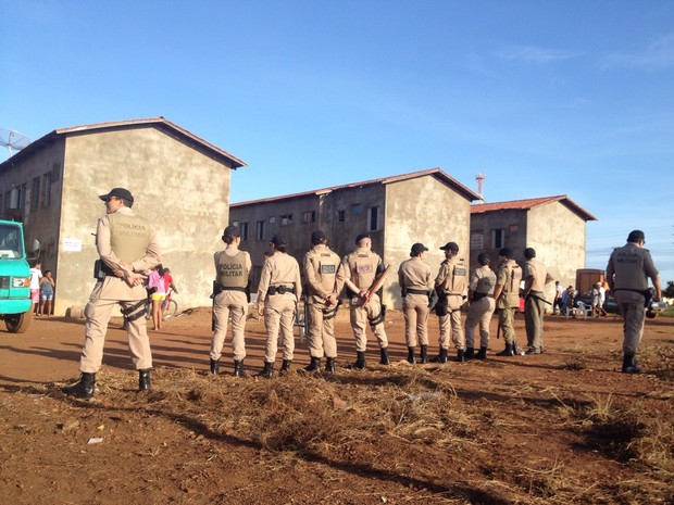 Policiais militares estiveram nos prédios durante a reintegração de posse (Foto: Priscilla Lima/TV Anhanguera)
