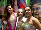Renata Santos exibe pernões em noite com Maria Bethânia na Mangueira