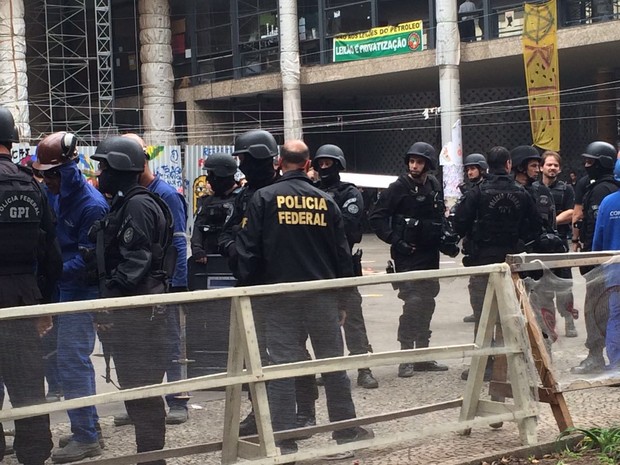 Agentes da Polícia Federal ocupam prédio desde o começo da manhã desta segunda (Foto: Cristina Boeckel / G1) Agentes da Polícia Federal ocupam prédio desde o começo da manhã desta segunda (Foto: Cristina Boeckel / G1)