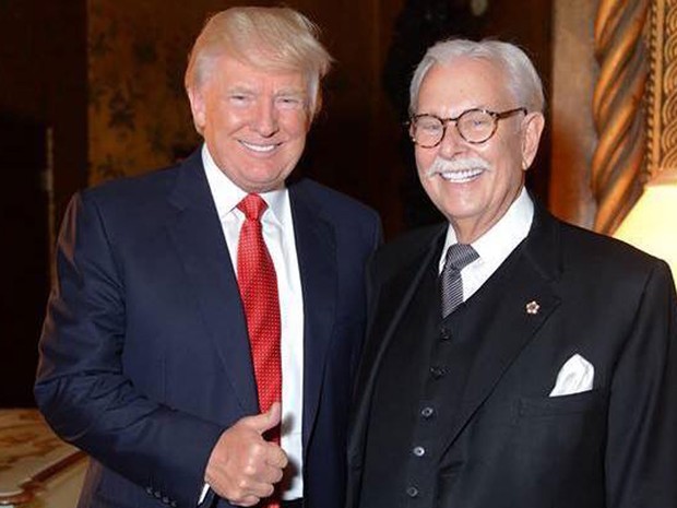 Donald Trump posa ao lado de seu ex-mordomo, Anthony Senecal (Foto: Reprodução/Facebook/Anthony Senecal)