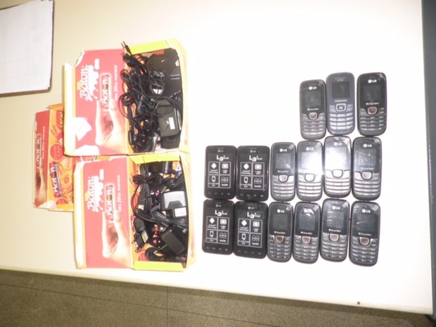 Celulares encontrados dentro de caixas de bombons (Foto: Divulgalção/ SEAP) Celulares encontrados dentro de caixas de bombons (Foto: Divulgalção/ SEAP)