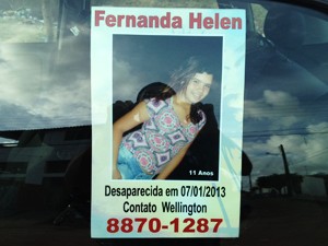 Familiares e amigos espalham cartazes em busca de estudante Fernanda Elen que está desaparecida na Paraíba (Foto: Walter Paparazzo/G1)