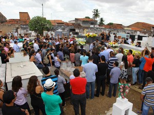 Emoção marcou o enterro de Brunno Soares (Foto: Biné Morais/O Estado)