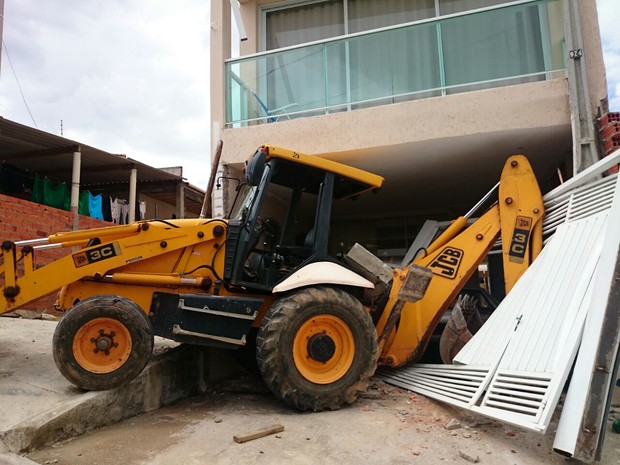Trator invadiu casa em Sorocaba (Foto: Tássia Lima/G1)
