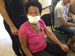 Filha comprou máscara para a mãe, que buscava atendimento nesta manhã (Foto: Fernanda Borges/G1)