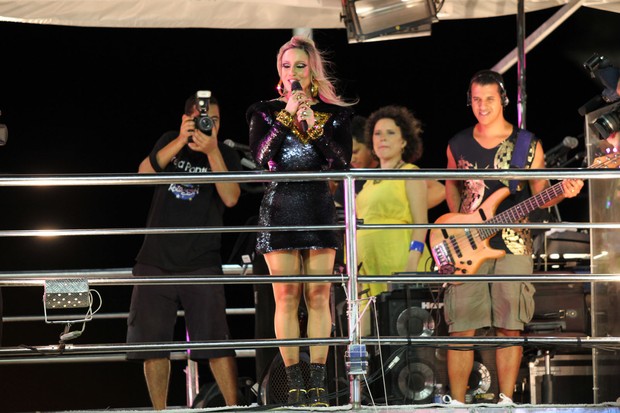 Claudia Leitte se apresenta no trio em Salvador (Foto: Mauro Zaniboni / Ag Haack)