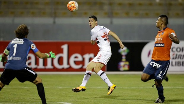 Calleri encobre goleiro com categoria e marca o gol do empate do São Paulo contra o César Vallejo, no Peru (Foto: AP)