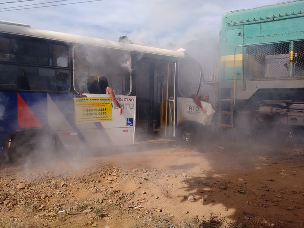 Falso acidente entre ônibus, trem e carro mobilizou treinamento de resgate (Foto: Zana Ferreira/ G1)