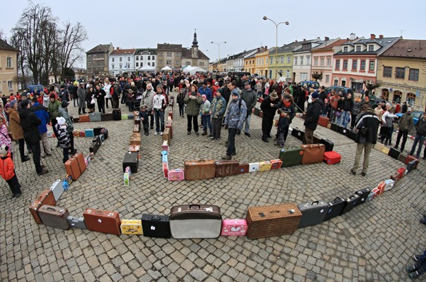 Fila de 146 malas foi feita em homenagem ao explorador polar e aventureiro Jan Eskymo Welzl, que morou na cidade tcheca de Zabreh (Foto: Radek Mica/AFP)