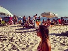 De biquininho, ex-BBB Letícia curte praia no Rio
