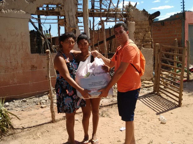 Mãe de cinco filhos recebe doações após campanha na internet (Foto: Arquivo Pessoal/Ossian Melo)