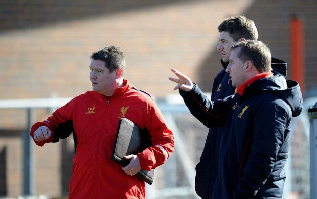 Brendan Rodgers e Gerrard conversam com o treinador do time feminino do Liverpool (Foto: Reprodução / Facebook)