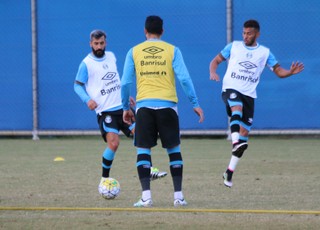 Douglas em treino do Grêmio (Foto: Eduardo Deconto)