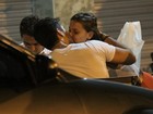 Milena Toscano beija o namorado durante jantar no Rio