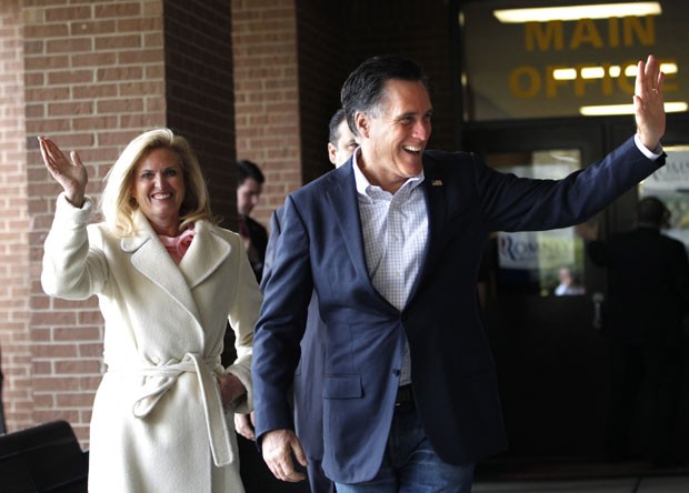 Mitt Romney e sua mulher, Ann, acenam para apoiadores após evento matinal em Brookwood, na Geórgia (Foto: Gerald Herbert/AP)