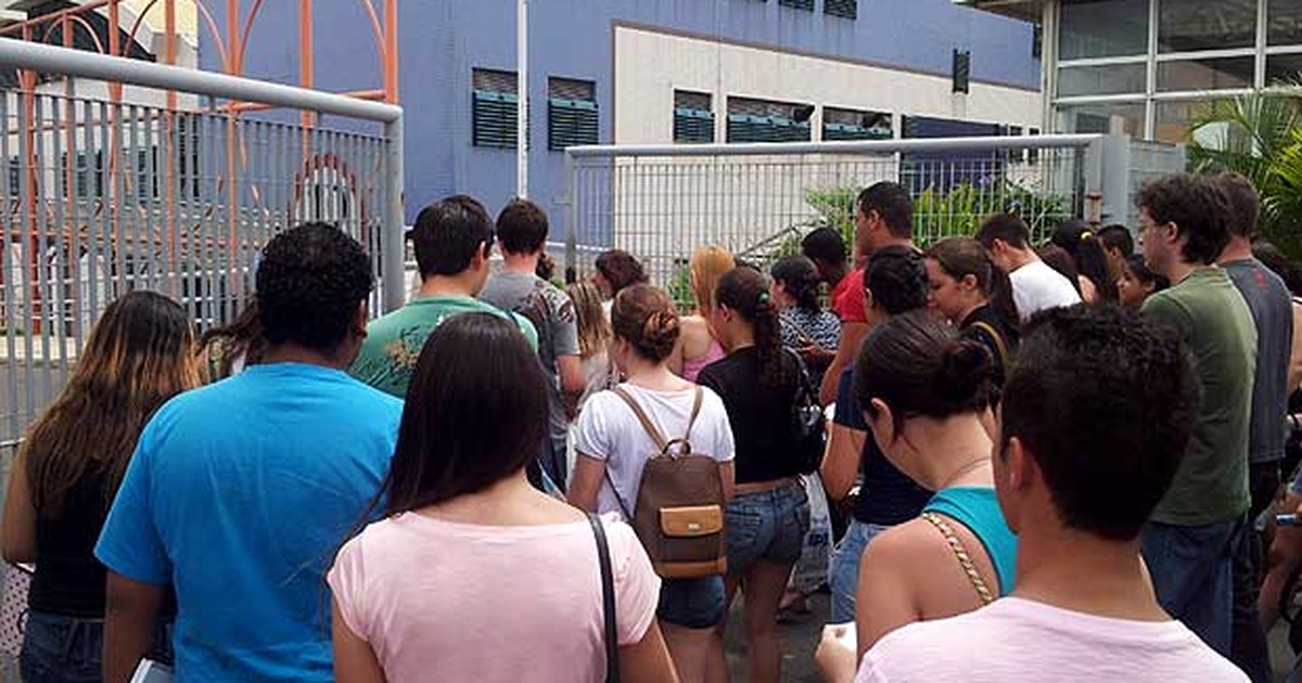 G1 - Candidatos Do Enem Chegam Cedo E Lotam Portão De Escola Em ...