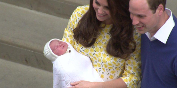 Kate Middleton e Príncipe William com a filha recém-nascida (Foto: Reprodução/Twitter BBC)