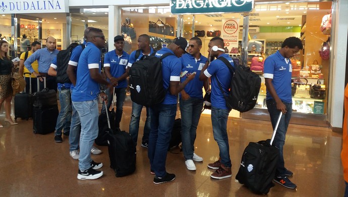 Embarque do CSA para São Paulo (Foto: Augusto Oliveira/GloboEsporte.com)