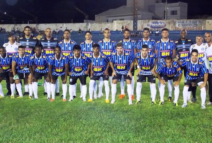 Equipe que fez o último jogo-treino do Montes Claros FC na pré-estreia do Módulo II de 2015 (Foto: Ascom/MCFC)