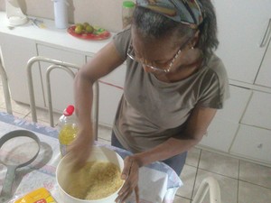 Dona de casa garante que a maneira como o alimento é preparado para ser armazenado é importante. (Foto: Derek Gustavo/G1)