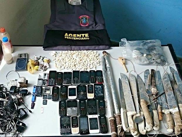 Facões, drogas e celulares foram encontrados no presídio de Jequié nesta quarta-feira (Foto:  Fabiano dos Santos/Site Binho Locutor)