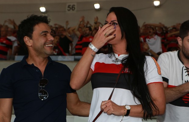 Graciele Lacerda com Zezé Di Camargo em jogo do Flamengo: emoção à flor da pele (Foto: Dilson Silva/Agnews)