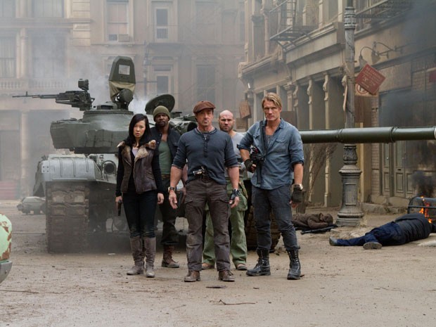 Nan Yu, Terry Crews, Sylvester Stallone, Randy Couture e Dolph Lundgren e cena de 'Os mercenários 2' (Foto: Divulgação)