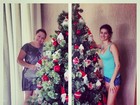 Sem maquiagem, Isabelli Fontana monta árvore de natal