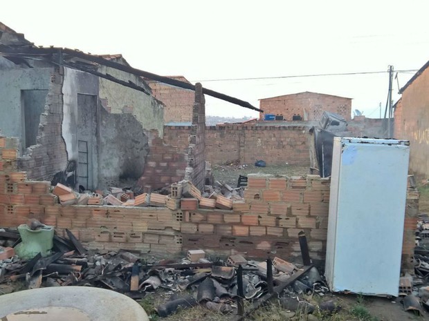 Incêndio atingiu residência na cidade de Feira de Santana, na Bahia (Foto: Ed Santos/Acorda Cidade) Incêndio atingiu residência na cidade de Feira de Santana, na Bahia (Foto: Ed Santos/Acorda Cidade)