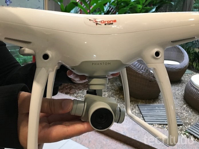 Phantom 4 tem câmera 4K e três modos de voo (Foto: Anna Kellen Bull/TechTudo)