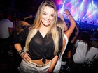 Ex-BBB Monique vai de barriguinha de fora a show de Gusttavo Lima