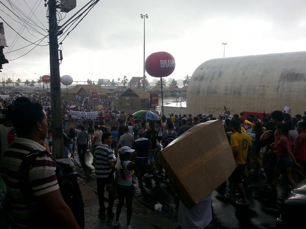 Manifestantes enfrentam chuva forte no centro de São Luís (Foto: Adriano Rodrigues/Divulgação)