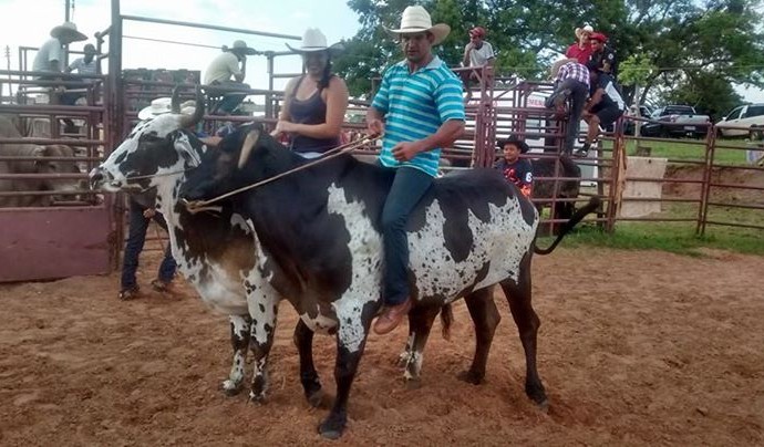 Paracanoísta Fernando Rufino em cima de boi para matar saudade do rodeio (Foto: Arquivo Pessoal)