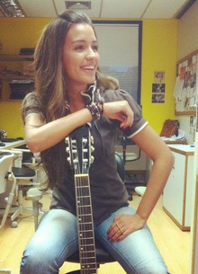 A coleguinha posou com o seu novo xodó, o violão (Foto: Caldeirão do Huck / TV Globo)