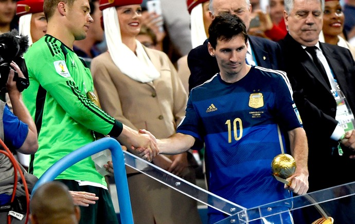Messi com o prêmio de melhor jogador da Copa do Mundo (Foto: Reuters)