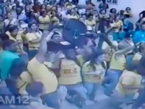 Manifestane arremessou cadeira durante confusão na câmara de Feira de Santana  (Foto: Reprodução/TV Subaé)