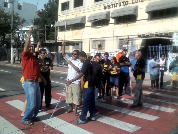 Manifestantes protestam contra destituição de diretoria do Instituto Braille (Foto: Rosana Bogea/VC no ESTV)