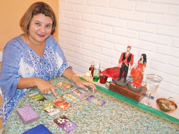 Cibele Lemos conta o que as cartas do tarô cigano revelam para 2015 (Foto: Marina Fontenele/G1)