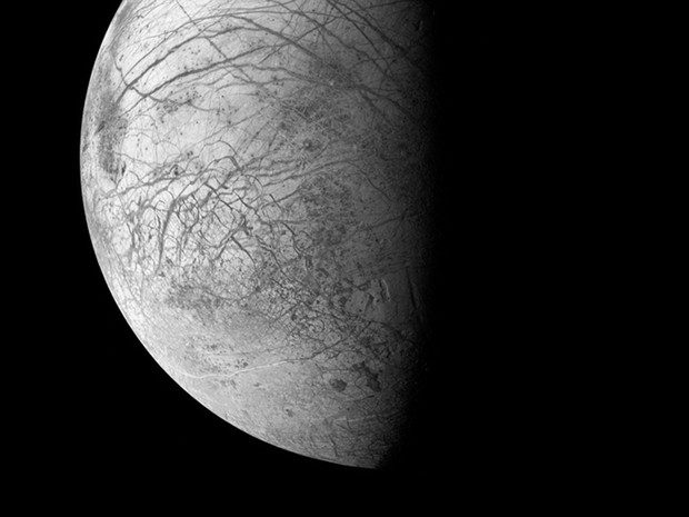 Esta imagem mostra as imensas falhas e cumes que se espalham pela superfície congelada de Europa, uma das dezenas de luas de Júpiter. Ela é um pouco menor que a nossa Lua (Foto: ESA/Rosetta/Caltech/Michael Benson/Kinetikon Pictures)