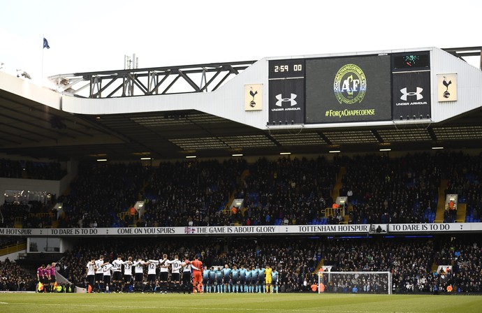 Homenagens em White Hart Lane, estádio do Tottenham, antes do jogo entre os donos da casa e o Swansea pelo Campeonato Inglês (Foto: Reuters)