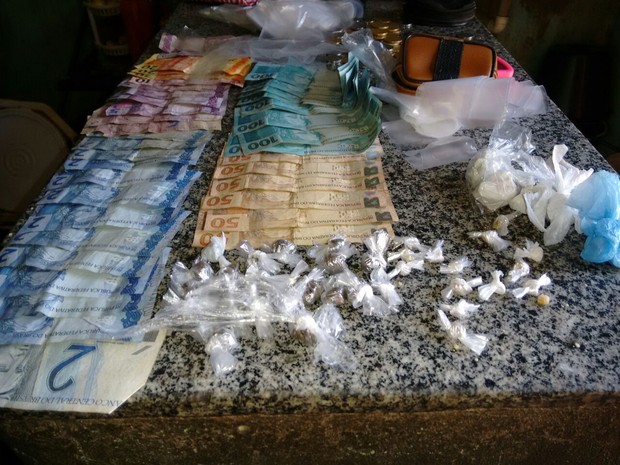 Droga e dinheiro apreendidos na casa da idosa (Foto: Divulgação/Polícia Militar)