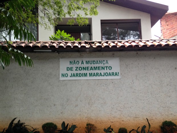 Cartaz contra a lei de zoneamento no Jardim Marajoara, Zona Sul de São Paulo (Foto: Cíntia Acayaba/G1)