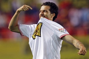 Palmeiras negocia para repatriar lateral-direito Cicinho, do Sevilla